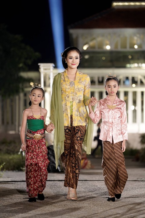 Fashion show keluarga Mangkunegaran di pameran Angsukayana. Foto: Dok. Mangkunegaran