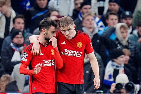 Pemain Manchester United Bruno Fernandes merayakan gol ketiganya bersama Rasmus Hojlund saat pertandingan di Telia Parken, Kopenhagen, Denmark. Foto: Ritzau Scanpix via Reuters