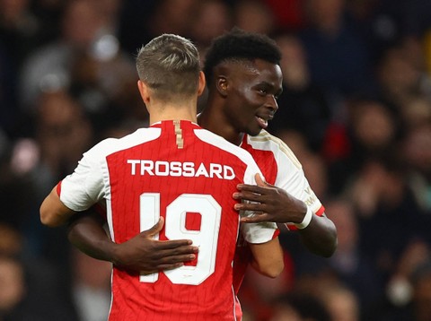 Pemain Arsenal Bukayo Saka dan Leandro Trossard dalam sebuah pertandingan. Foto: Hannah McKay/Reuters