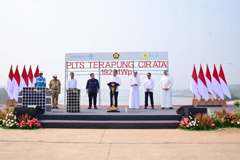 Presiden Jokowi memberikan sambutan saat meresmikan Pembangkit Listrik Tenaga Surya (PLTS) Terapung Cirata di Kabupaten Purwakarta, Jawa Barat, Kamis (9/11/2023). Foto: Muchlis Jr/Biro Pers Sekretariat Presiden