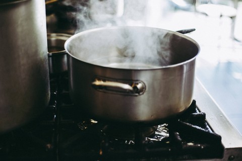 Ilustrasi Cara merawat peralatan dapur, sumber: unsplash/MichalBalog