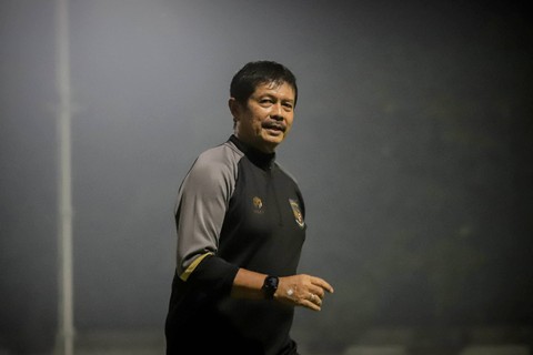 Pelatih Indra Sjafri saat sesi latihan Timnas U-17 Indonesia di Stadion Gelora 10 November, Surabaya, Jawa Timur, Kamis (9/11/2023). Foto: Jamal Ramadhan/kumparan