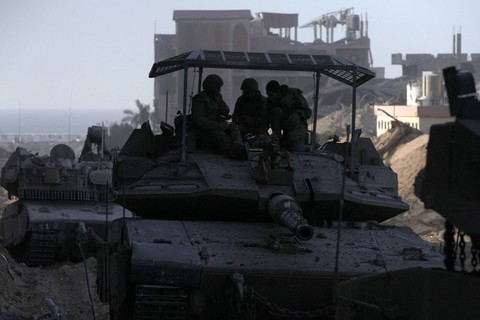 Pasukan Israel terlihat selama operasi di Gaza utara, di tengah berlanjutnya pertempuran antara Israel dan kelompok militan Palestina Hamas, pada Rabu (8/11/2023). Foto: Daphne Lemelin/AFP