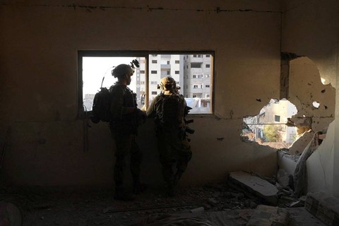 Pasukan Israel terlihat selama operasi di Gaza utara, di tengah berlanjutnya pertempuran antara Israel dan kelompok militan Palestina Hamas, pada Rabu (8/11/2023). Foto: Daphne Lemelin/AFP