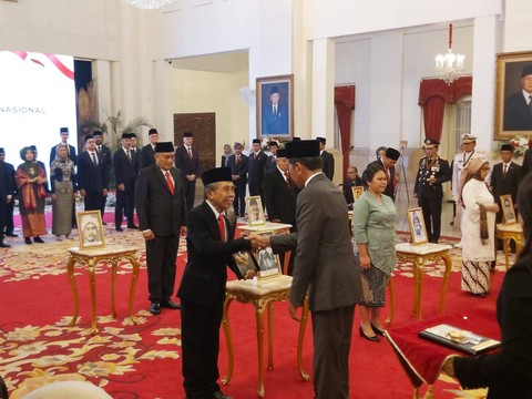 Presiden Jokowi menyerahkan gelar pahlawan nasional kepada ahli waris/perwakilan pemprov. Foto: Nadia Riso/kumparan