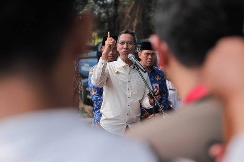 Pejabat (Pj) Gubernur DKI Jakarta Heru Budi Hartono meninjau pekerjaan pengerukan aliran sungai Ciliwung di kawasan Bidara Cina, Jakarta, Jumat (10/11). Foto: Iqbal Firdaus/kumparan