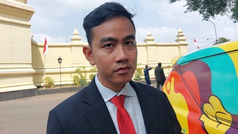 Wali Kota Solo Gibran Rakabuming Raka saat ziarah ke Taman Makam Pahlawan Khusuma Bhakti Solo, Jumat (10/11). Foto: Dok. kumparan