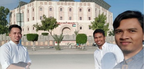 Tiga relawan MER-C di Gaza. Kiri ke kanan: Fikri Rofiul Haq, Reza Aldilla Kurniawan, dan Farid Zanzabil Al Ayubi. Foto: IG MER-C