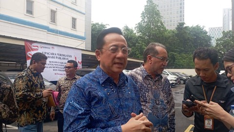 Mantan Ketua DPD RI, Irman Gusman, saat diwawancarai wartawan di Gedung Bawaslu, Jakarta Pusat, Jumat (10/11/2023). Foto: Fadlan Nuril Fahmi/kumparan