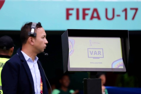VAR di Piala Dunia U-17 Indonesia di Stadion Gelora Bung Tomo, Surabaya, Jawa Timur, Jumat (10/12/2023). Foto: Jamal Ramadhan/kumparan