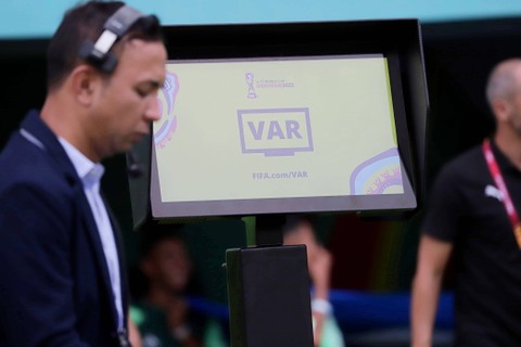 VAR di Piala Dunia U-17 Indonesia di Stadion Gelora Bung Tomo, Surabaya, Jawa Timur, Jumat (10/12/2023). Foto: Jamal Ramadhan/kumparan