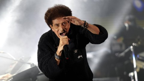 Grup musik rock legendaris Indonesia, God Bless, menggelar konser perayaan usia berkarya  Bertajuk "God Bless 50 Tahun Konser Emas with Tohpati Orchestra" di Istora Senayan, Jakarta, Jumat, (10/11/2023). Foto: Agus Apriyanto