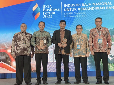 Direktur Jenderal Industri Logam, Mesin, Alat Transportasi, dan Elektronika Kementerian Perindustrian RI Taufiek Bawazier (tengah), Direktur Impor Kementerian Perdagangan RI Arif Sulistiyo, dan Chairman IISIA Purwono Widodo di IISIA Business Forum 2023. Foto Kemenperin