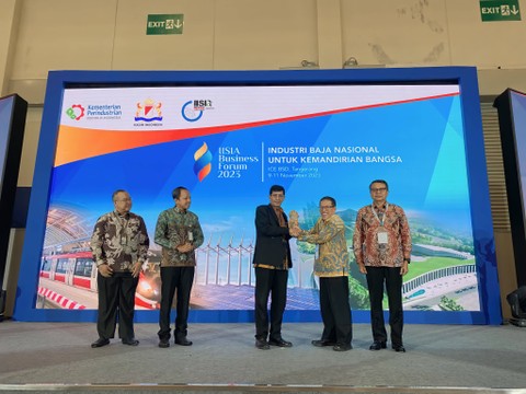Direktur Jenderal Industri Logam, Mesin, Alat Transportasi, dan Elektronika Kementerian Perindustrian RI Taufiek Bawazier (tengah), Direktur Impor Kementerian Perdagangan RI Arif Sulistiyo, dan Chairman IISIA Purwono Widodo di IISIA Business Forum 2023. Foto Kemenperin