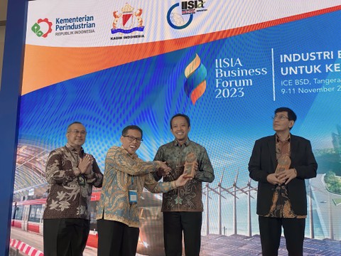 Direktur Jenderal Industri Logam, Mesin, Alat Transportasi, dan Elektronika Kementerian Perindustrian RI Taufiek Bawazier (tengah), Direktur Impor Kementerian Perdagangan RI Arif Sulistiyo, dan Chairman IISIA Purwono Widodo di IISIA Business Forum 2023. Foto Kemenperin