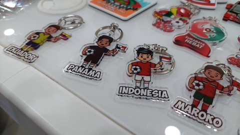 Suvenir Piala Dunia U 17 buatan UMKM di Surabaya. Foto: Masruroh/Basra