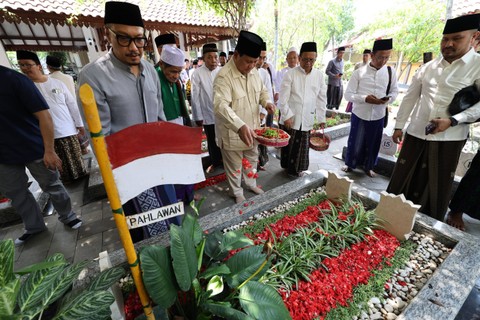 Prabowo saat berziarah ke makam tokoh-tokoh NU di Ponpes Tebuireng. Foto: Dok. Istimewa