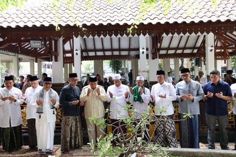 Prabowo saat berziarah ke makam tokoh-tokoh NU di Ponpes Tebuireng. Foto: Dok. Istimewa