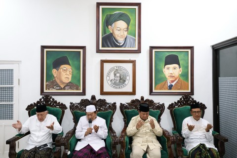 Prabowo saat berdoa bersama tokoh-tokoh Pondok Pesantren Tebuireng. Foto: Dok. Istimewa