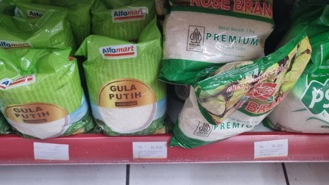 Stok gula pasir di Alfamart TB Simatupang, Jakarta Selatan, Sabtu (11/11/2023). Foto: Ave Airiza Gunanto/kumparan