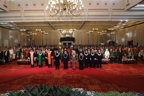 Menaker Ida Fauziah hadir pada Wisuda Politeknik Ketenagakerjaan 2023 di Balai Sudirman, Jakarta, Sabtu (11/11/2023). Foto: Dok. Kemnaker