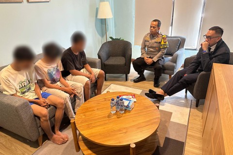 Wakil Ketua Komisi III Ahmad Sahroni sambangi Polres Metro Jakbar pantau sekelompok pelajar hendak tawuran dan membawa senjata tajam yang diamankan. Foto: Dok. Istimewa