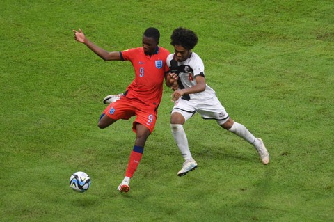 Pesepak bola Timnas Inggris Justin Oboavwoduo (kiri) berebut bola dengan pesepak bola Timnas Kaledonia Baru Gregory Diko (kanan) saat laga penyisihan Grup C Piala Dunia U-17 di Jakarta International Stadium, Jakarta, Sabtu (11/11/2023). Foto: Akbar Nugroho Gumay/ANTARA FOTO