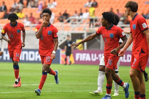 Pesepak bola Timnas Inggris Samuel Amo Ameyaw (kedua kiri) berselebrasi usai menjebol gawang Timnas Kaledonia Baru dalam penyisihan Grup C Piala Dunia U-17 di Jakarta International Stadium, Jakarta, Sabtu (11/11/2023). Foto: Sigid Kurniawan/ANTARA FOTO