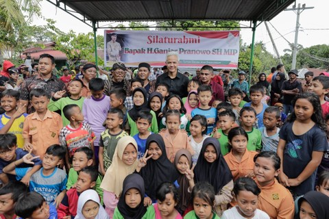 Ganjar bersama puluhan anak-anak yang memberikan dukungan untuk kemerdekaan Palestina. Foto: Dok. Istimewa