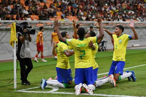 Sejumlah pesepak bola Timnas Brasil melakukan selebrasi seusai Timnas Iran melakukan gol bunuh diri dalam penyisihan Grup C Piala Dunia U-17 2023 di Jakarta International Stadium, Jakarta, Sabtu (11/11/2023). Foto: Sigid Kurniawan/ANTARA FOTO