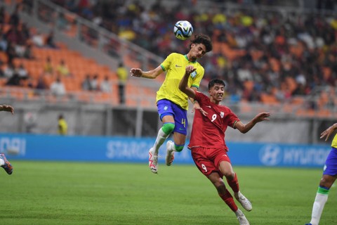 Pesepak bola Timnas Brasil Da Mata (kiri) berebut bola dengan pesepak bola Timnas Iran Yaghoob Barajeh saat laga penyisihan Grup C Piala Dunia U-17 di Jakarta International Stadium, Jakarta, Sabtu (11/11/2023). Foto: Akbar Nugroho Gumay/ANTARA FOTO
