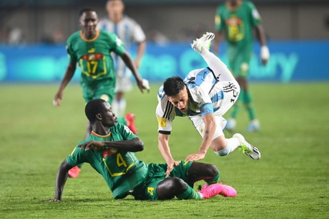 Pemain Timnas Senegal Fallou Diouf (kiri) melakukan tackling terhadap pemain Timnas Argentina Claudio Echeverri saat pertandingan fase Grup D Piala Dunia U-17 2023 di Stadion Si Jalak Harupat, Kabupaten Bandung, Jawa Barat, Sabtu (11/11/2023). Foto: Wahyu Putro A/ANTARA FOTO
