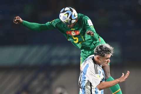Pemain Timnas Senegal Boubacar Ba (atas) berebut bola dengan pemain Timnas Argentina Santiago Lopez (bawah) saat pertandingan fase Grup D Piala Dunia U-17 2023 di Stadion Si Jalak Harupat, Kabupaten Bandung, Jawa Barat, Sabtu (11/11/2023). Foto: Wahyu Putro A/ANTARA FOTO