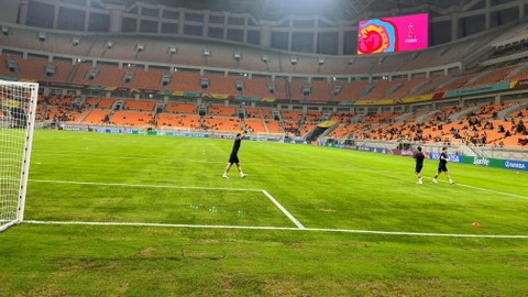 Kondisi rumput Jakarta International Stadium (JIS) pada 11 November 2023. Foto: Aji Nugrahanto/kumparan