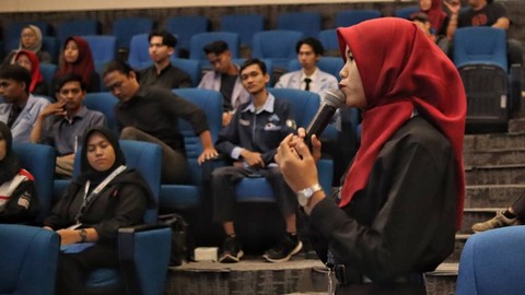 Salah satu peserta pelatihan fotografi jurnalistik melalui foto cerita yang memanfaatkan momen untuk menambah wawasan bidang jurnalistik, Sabtu (11/11) Foto: urban id