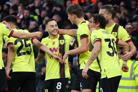 Pemain Burnley Josh Brownhill merayakan mencetak gol pertama mereka bersama rekan satu tim saat hadapi Arsenal di Stadion Emirates, London, Inggris, Sabtu (11/11/2023). Foto: Toby Melville/REUTERS