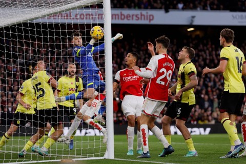 Pemain Arsenal William Saliba mencetak gol kedua mereka saat hadapi Burnley di Stadion Emirates, London, Inggris, Sabtu (11/11/2023). Foto: Andrew Couldridge/REUTERS