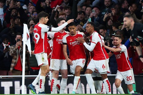 Pemain Arsenal William Saliba berselebrasi usai mencetak gol kedua mereka saat hadapi Burnley di Stadion Emirates, London, Inggris, Sabtu (11/11/2023). Foto: Toby Melville/REUTERS