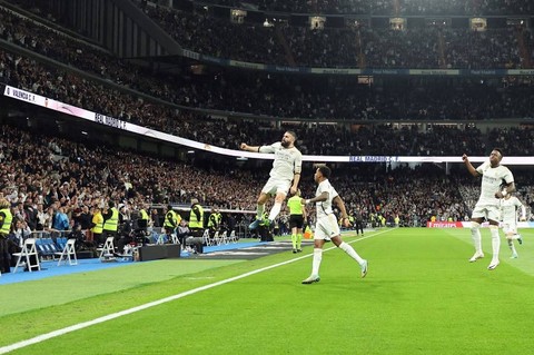 Dani Carvajal (kiri) melakukan selebrasi usai mencetak gol dalam pertandingan Liga Spanyol 2023/24 antara Real Madrid vs Valencia di Stadion Santiago Bernabeu, Madrid, Spanyol, pada Minggu (12/11). Foto: Thomas Coex/AFP