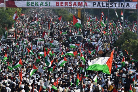 Sejumlah warga mengikuti aksi Bekasi bersama Palestina saat Hari Bebas Kendaraan Bermotor (HBKB) di Bekasi, Jawa Barat, Minggu (12/11/2023). Foto: Fakhri Hermansyah/Antara Foto