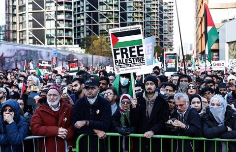 Aksi demosntran saat Pawai Nasional Untuk Palestina di pusat kota London pada Sabtu (11/11/2023). Foto: Henry Nicholls/AFP