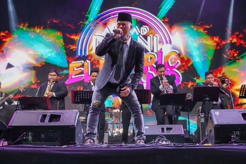 Musisi ternama Ahmad Dhani tampil pada Jazz Goes To Campus di FEB UI, Depok, Jawa Barat, Minggu (12/11).   Foto: Iqbal Firdaus/kumparan