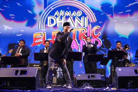 Musisi ternama Ahmad Dhani tampil pada Jazz Goes To Campus di FEB UI, Depok, Jawa Barat, Minggu (12/11).   Foto: Iqbal Firdaus/kumparan