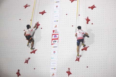 Atlet panjat tebing Indonesia, Rahmad Adi Mulyono (kiri), beraksi di final Asian Qualifier yang digelar di Lot 11 Kompleks Gelora Bung Karno, Jakarta, pada Minggu (12/11). Foto: Dok. FPTI