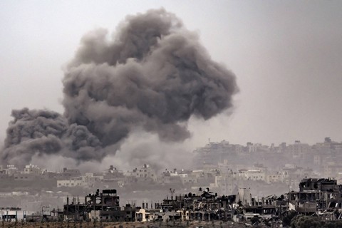 Suasana kehancuran kawasan Palestina yang terlihat dari perbatasan dengan Jalur Gaza di Israel selatan pada tnagal (12/11/2023). Foto: Fadel Senna/AFP