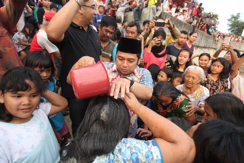 Wali Kota Tangerang Arief R Wismansyah menghadiri kegiatan keramas massal yang dilakukan warga Babakan Cikokol menjelang bulan puasa pada 2024. Foto: ANTARA/HO-Pemkot