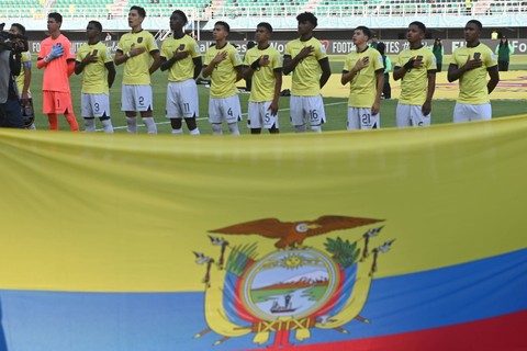 Pesepak bola Timnas Ekuador menyanyi lagu kebangsaan sebelum pertandingan penyisihan Grup A Piala Dunia U-17 2023 melawan Timnas Maroko di Stadion Gelora Bung Tomo (GBT), Surabaya, Jawa Timur, Senin (13/11/2023). Foto: Aditya Pradana Putra/Antara Foto