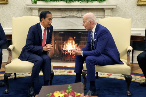Presiden Jokowi berbincang dengan Presiden AS Joe Biden di Ruang Oval Gedung Putih di Washington DC, AS, Senin (13/11/2023). Foto: Leah Millis/REUTERS