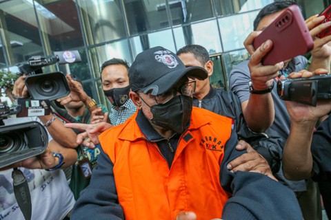Pj Bupati Sorong, Yan Piet Mosso, mengenakan baju tahanan usai ditetapkan sebagai tersangka kasus dugaan suap terkait pengondisian temuan laporan pemeriksaan BK untuk wilayah Provinsi Papua Barat Tahun Anggaran 2023, Selasa (14/11/2023). Foto: Aditia Noviansyah/kumparan