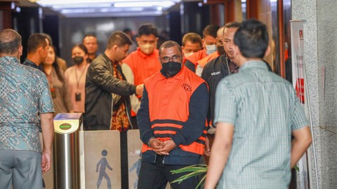 Pj Bupati Sorong, Yan Piet Mosso, mengenakan baju tahanan usai ditetapkan sebagai tersangka kasus dugaan suap terkait pengondisian temuan laporan pemeriksaan BK untuk wilayah Provinsi Papua Barat Tahun Anggaran 2023, Selasa (14/11/2023). Foto: Aditia Noviansyah/kumparan